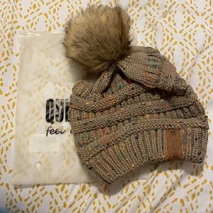 QUEENFUR Women’s Hat with detachable Faux Fur Poof. Excellent Quality, NWT/NW.